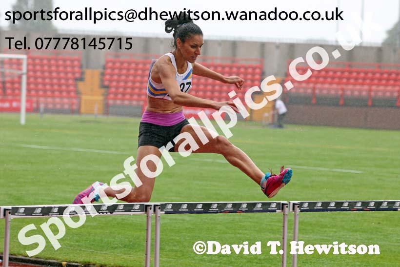 Senior womens 400 metres hurdles, Gateshead Tartan Games. Phot: David T. Hewitson/Sports for All Pics